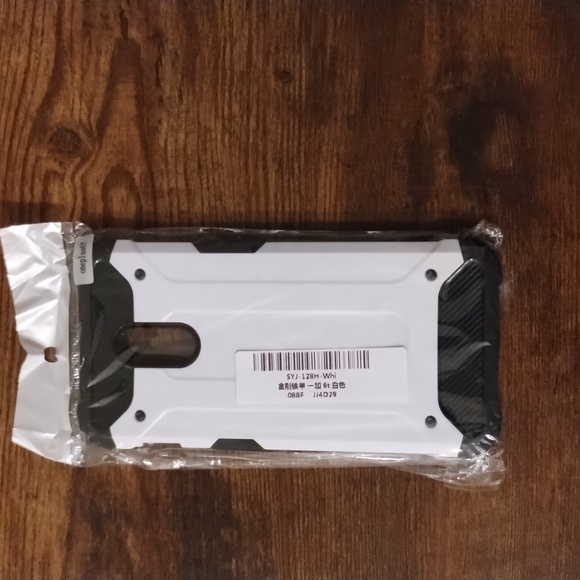 (3) OnePlus cases & 1 lens protector, all 3 together. - Picture 8 of 10